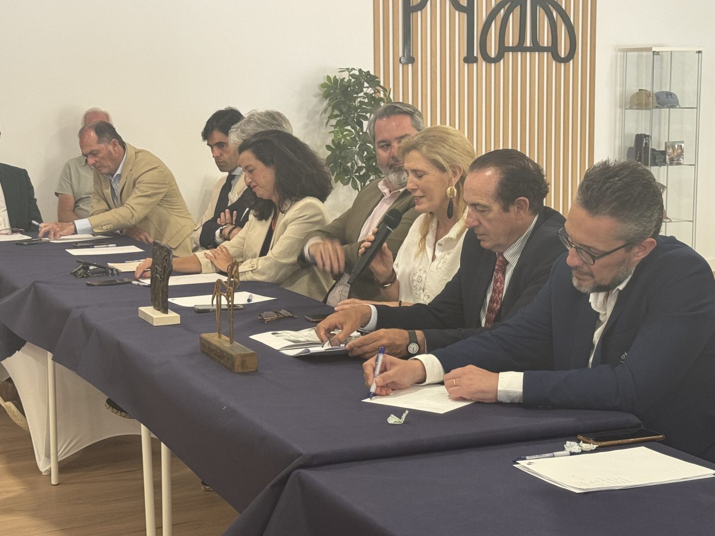 La presidenta durante la visita realizada en la tertulia "EquitACción"